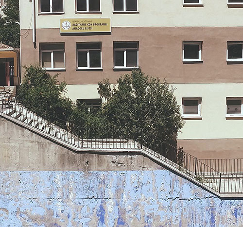 Arka Siradakiler Hangi Okulda